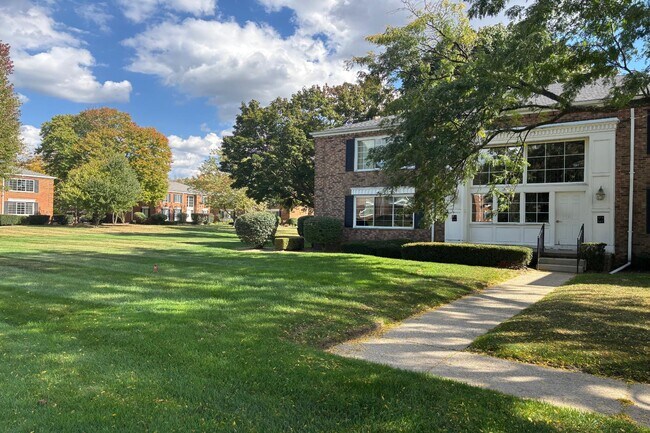 Foto del edificio - 689 E Fox Hills Dr