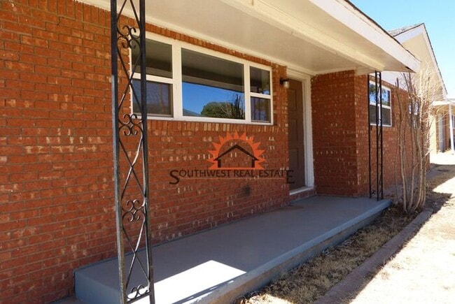 Building Photo - Cute 3 bedroom 2 bath brick home.