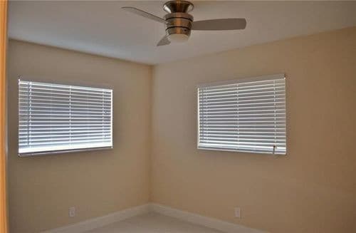 Building Photo - 802 NE 38th St