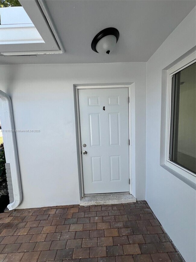 Foto del edificio - 1831 NE 56th St