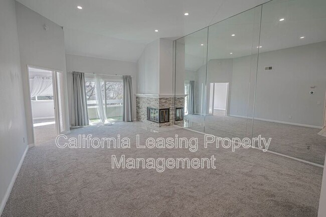 Foto del edificio - 26121 McBean Pkwy