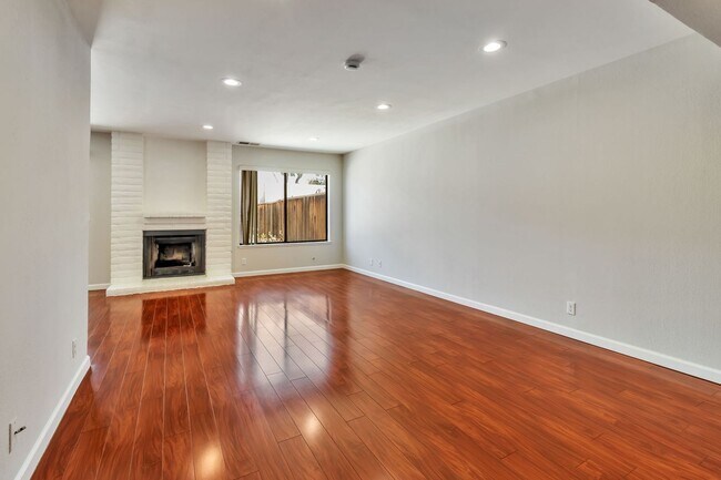 Foto del edificio - 3-Bedroom 2.5-Bathroom Santa Clara Townhome