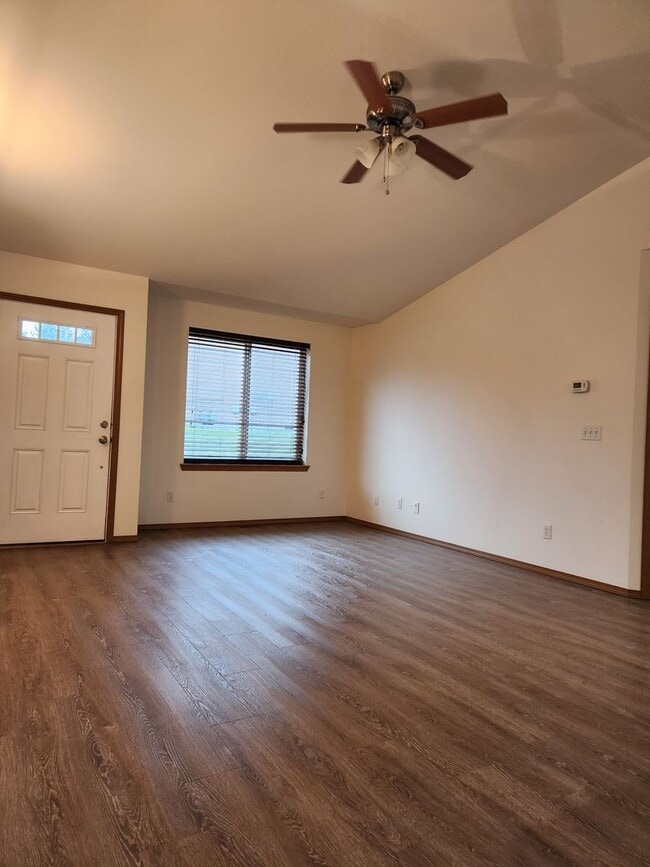 Building Photo - 240 Poplar St