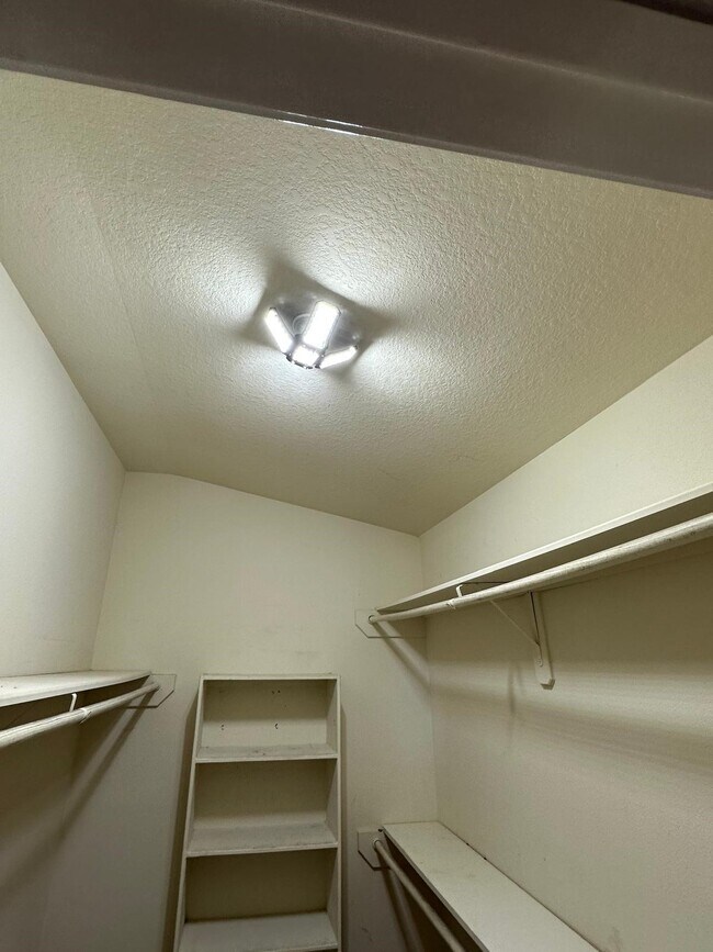 Building Photo - 5911 Llano Creek Dr