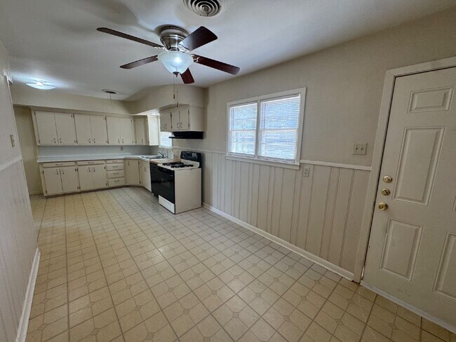 Foto del edificio - Lovely House Located Minutes From Elementary, Medical District & Texas Tech Campus!