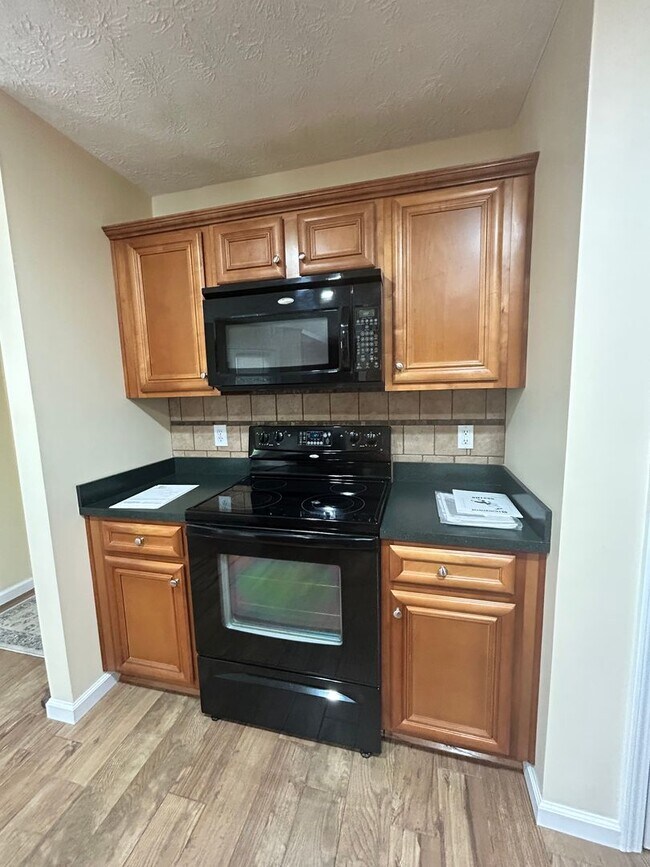 Building Photo - 4031 Somerset Ct