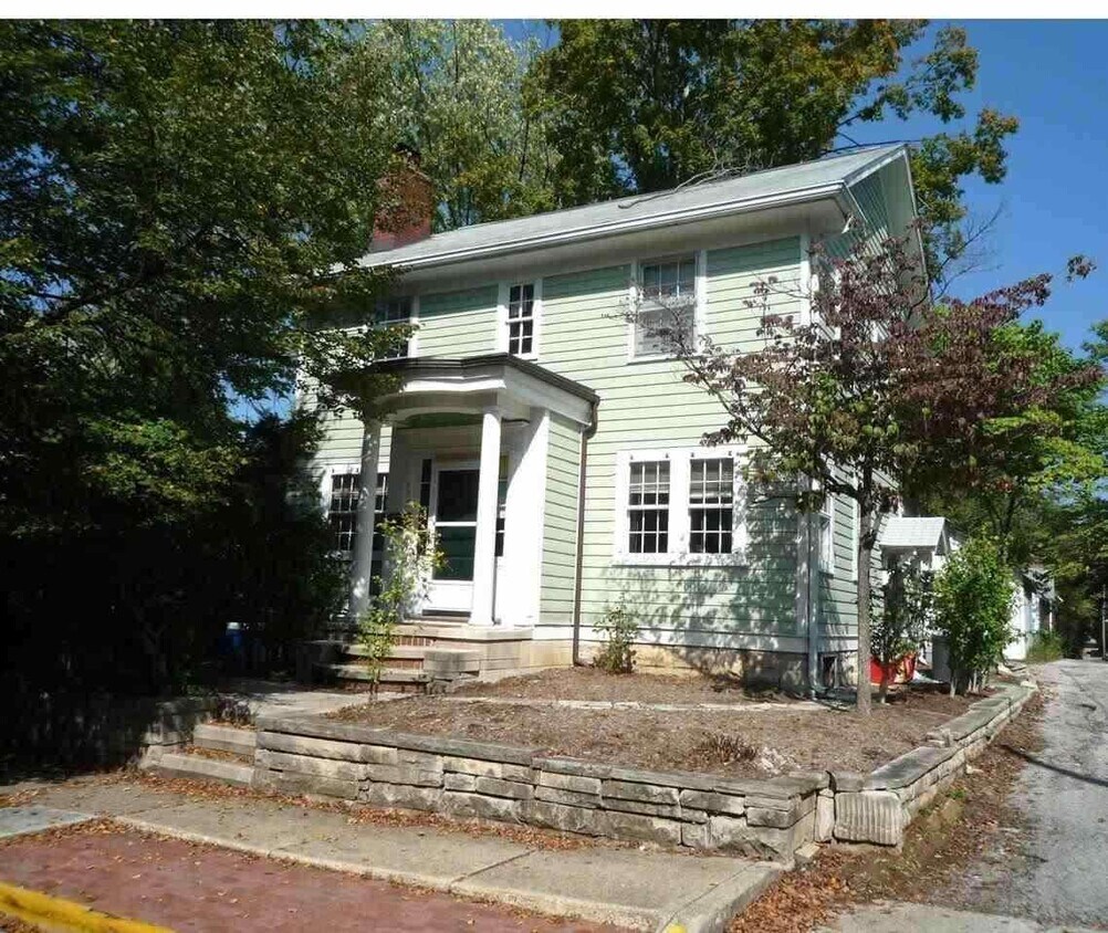 Primary Photo - 707 E University St