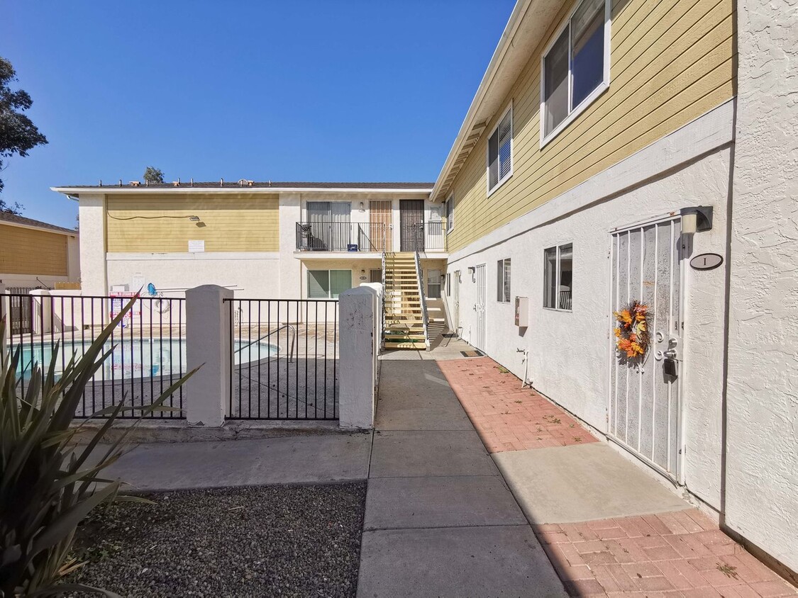 Primary Photo - Beautiful 2 Bed / 1.5 Bath Two-Story Condo...