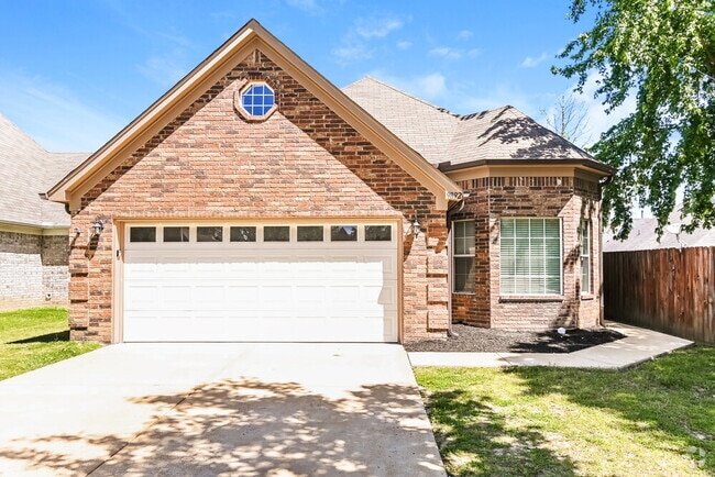Building Photo - 9892 Southern Oak Way