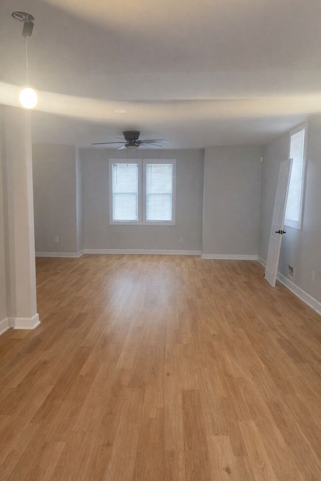 Building Photo - For Lease : 5 bedroom 1 1/2 bathroom fully renovated home in nice area. Call KPM 313-429-3244