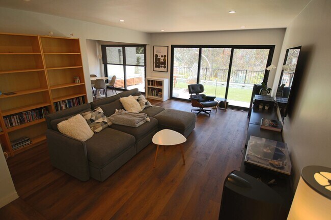 Foto del edificio - Furnished Recently Renovated Townhome
