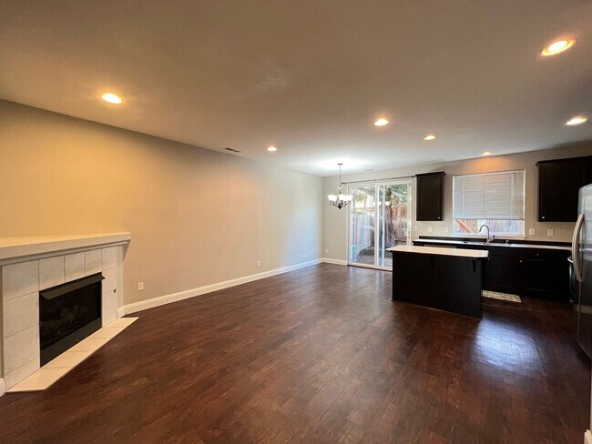 Foto del edificio - Super-Cute Townhouse! 3 bed + 2.5 baths w/...