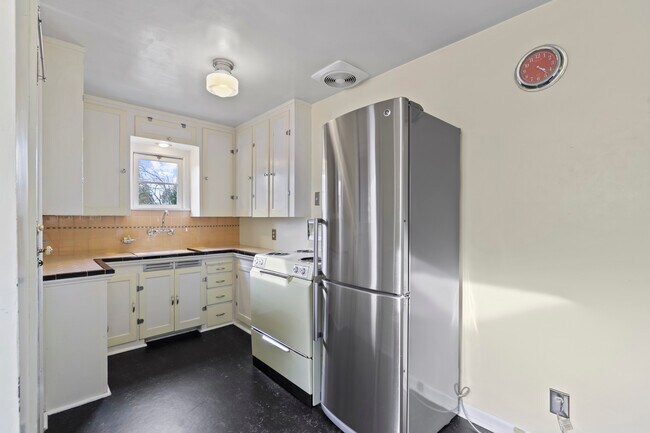 Foto del edificio - 7356 12th Ave NW