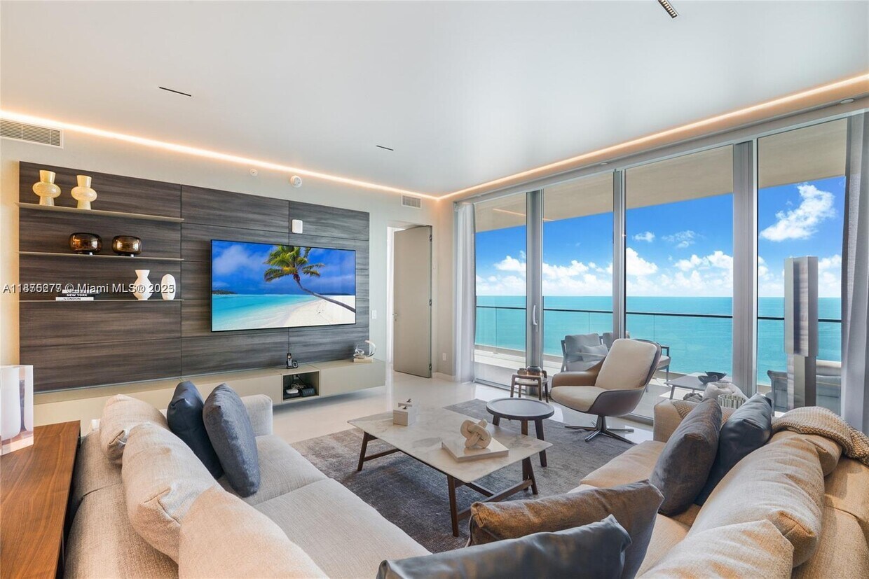 Foto principal - 18975 Collins Ave