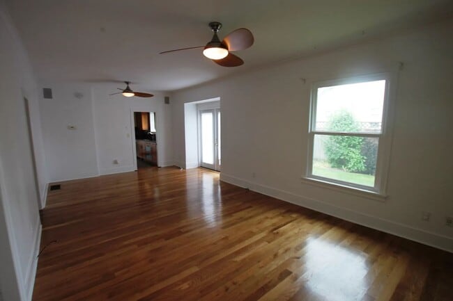 Building Photo - Lovely Craftsman Style Home Ballard !