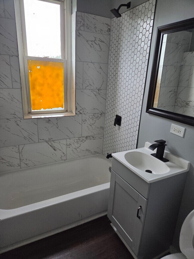 Foto del edificio - 1843 W 54th St