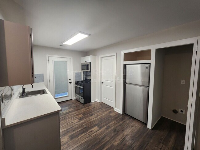 Building Photo - 2992 Palm Dr