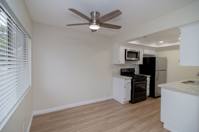 Building Photo - Cozy upstairs 2 Bed/2 Bath with Fireplace ...