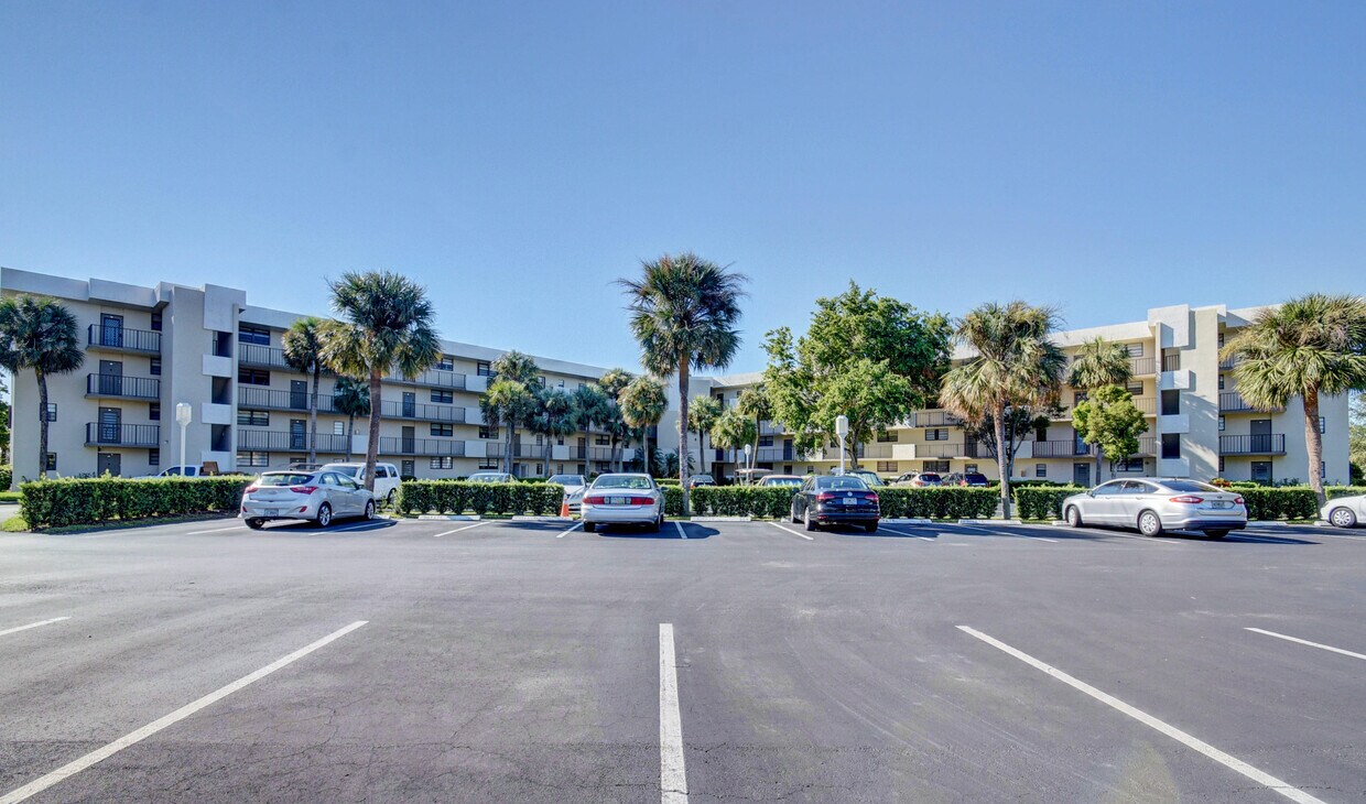 2440 DC Country Club Boulevard, Deerfield Beach, FL 33442 Condo for