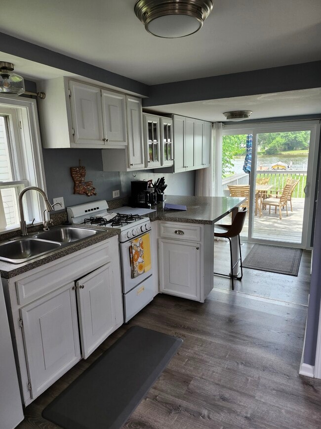 Kitchen - 310 N River Rd