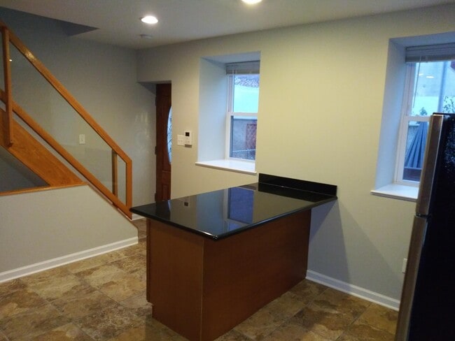 Building Photo - 733 Carpenter St