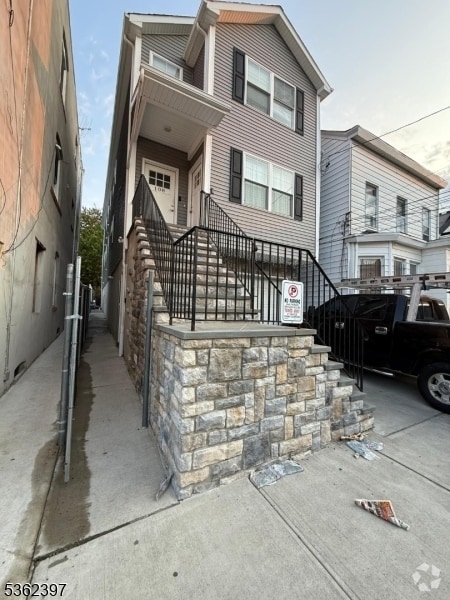 Building Photo - 108 4th Ave