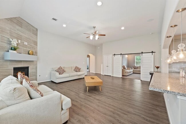 Foto del edificio - 15103 Dry Ridge Ct