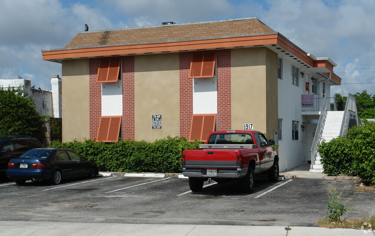 Primary Photo - 1317 N Federal Hwy