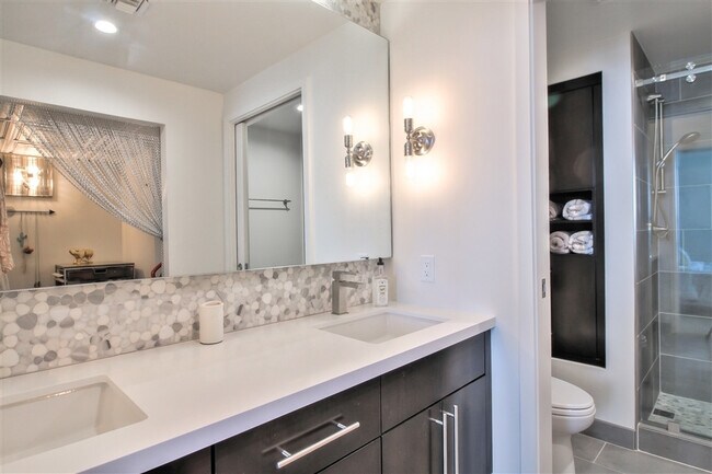 Foto del edificio - East Village 13th floor condo with panoramic views