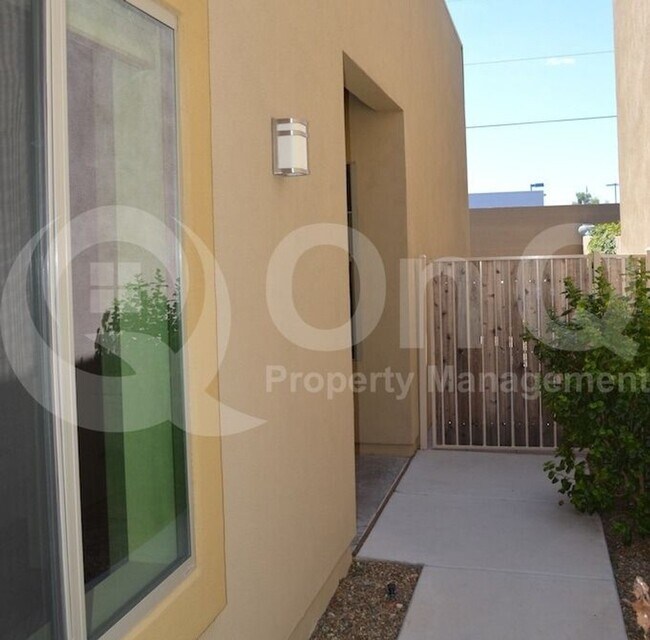 Foto del edificio - 3113 E Danbury Rd