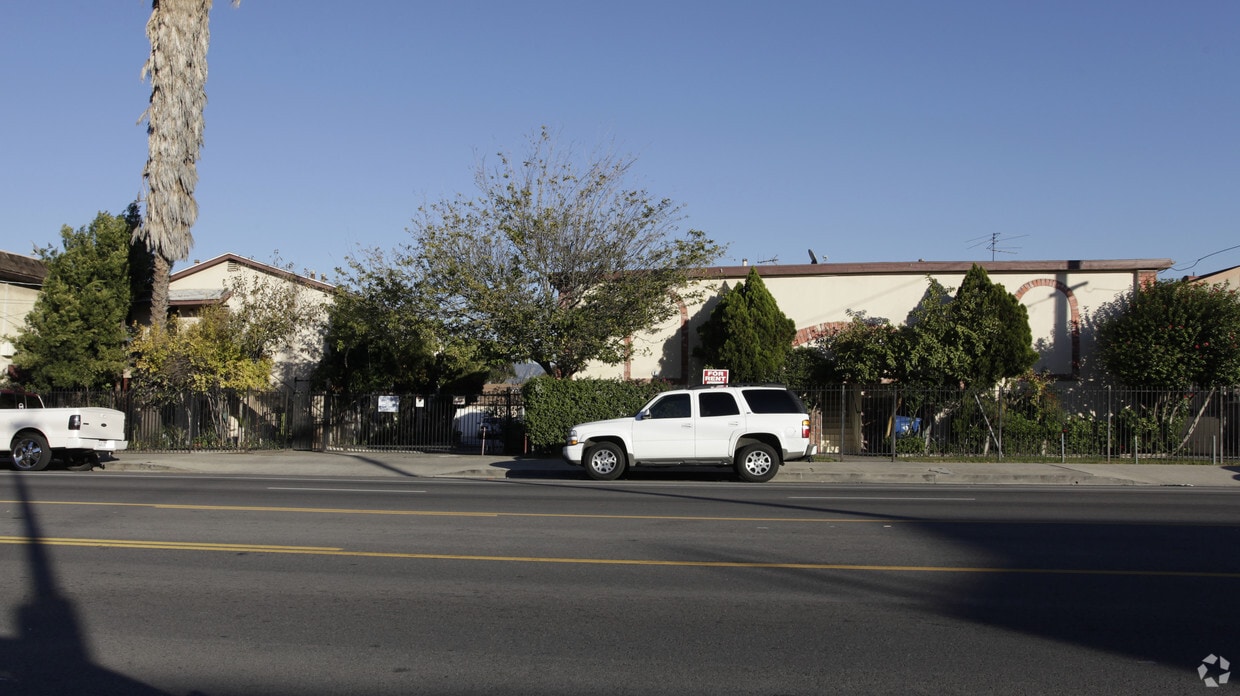 Building Photo - 6916 Laurel Canyon Blvd