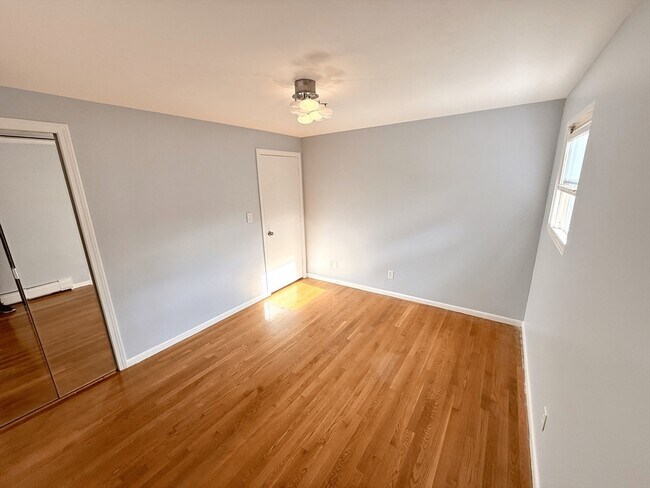 Foto del edificio - 28 College Farm Rd