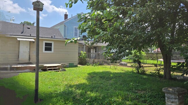 Gran patio trasero cercado y sombreado con terraza. - 3348 Bohannon Ave