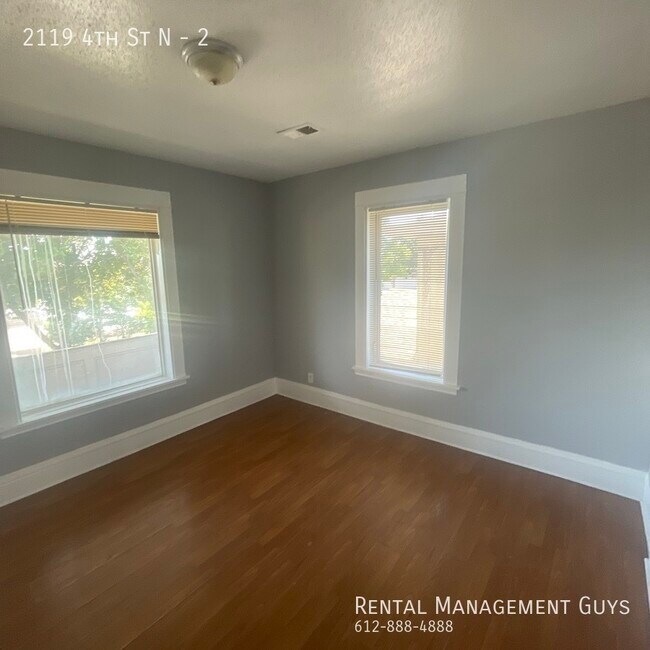 Building Photo - 3 Bedroom Duplex! Rent Ready! Section 8 Fr...