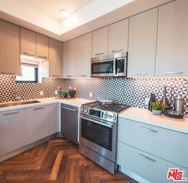 Building Photo - 1250 N Fairfax Ave