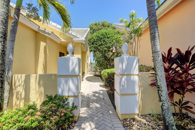 Foto del edificio - 8198 Horseshoe Bay Rd