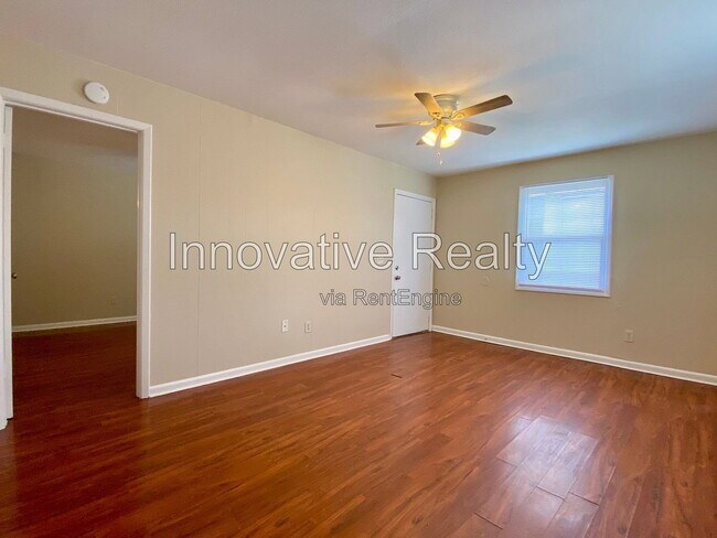 Foto del edificio - 5111 Curry Ford Rd
