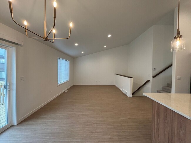 Building Photo - 3 Bed 3 Bath Townhome