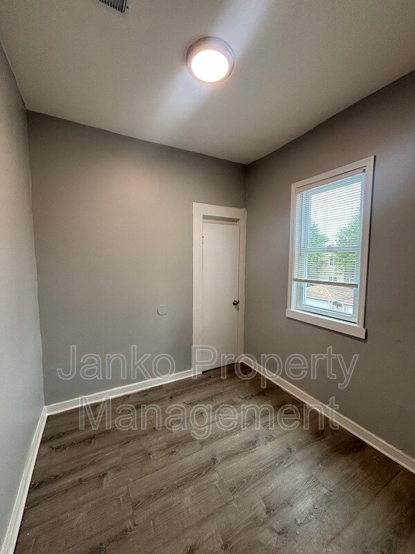 Building Photo - 7028 S Rhodes Ave