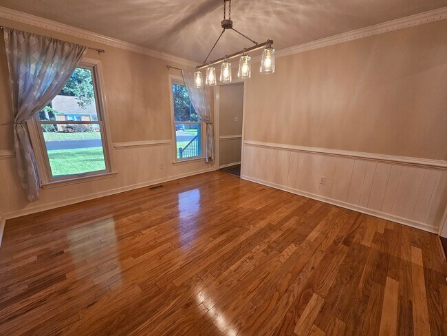 Foto del edificio - Spacious 4-Bed, 2.5-Bath in Hickory School...