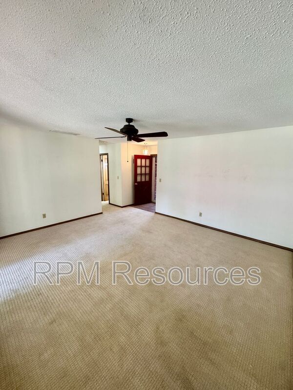Building Photo - 405 Walnut Ave