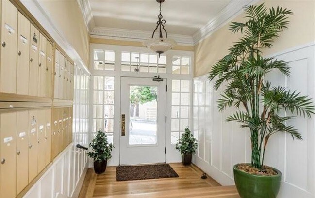 Vestíbulo bien iluminado - 1155 Leavenworth St