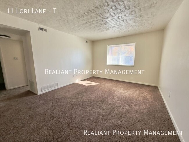 Building Photo - 11 Lori Ln