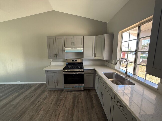 Foto del edificio - 4 bedroom 2 bath!