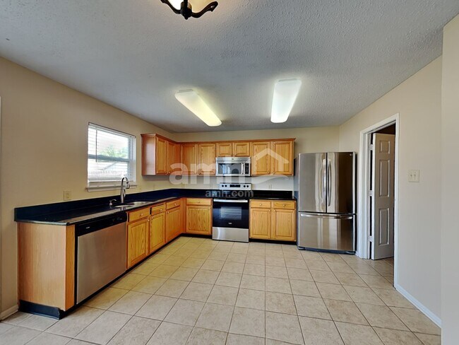 Building Photo - 870 Streamside Dr