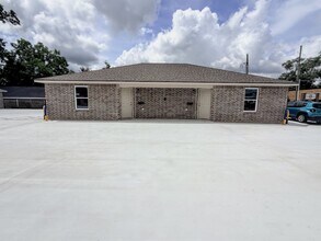 Building Photo - 3715 Common St