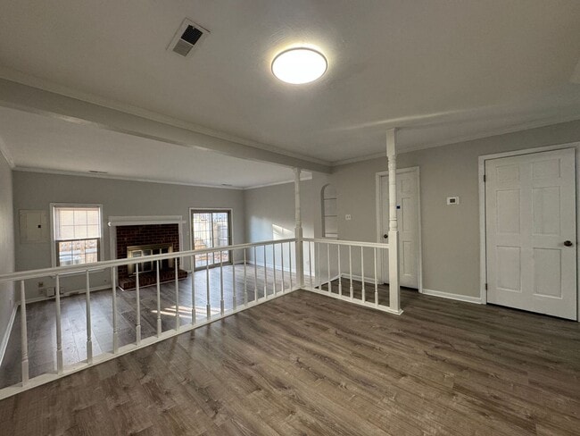 Foto del edificio - Charming, end-unit brick townhome! *ASK ABOUT OF ZERO DEPOSIT*