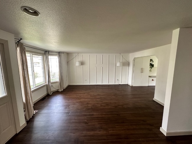 Building Photo - 2021 Dilley Ave