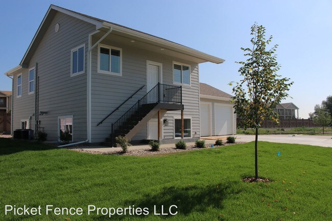 Building Photo - 24 Walnut St