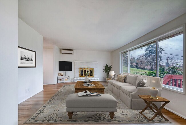 Foto del edificio - Freshly Updated 3 Bedroom/ 2 Bath Duplex U...